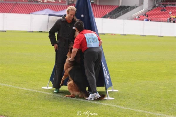 antonella-niccolini-con-barros-furstenau-.jpg - Antonella Niccolini recupera Barros dal non previsto affronto e abbaio mentre tutto lo stadio applaude