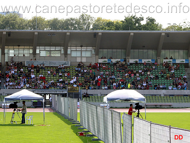068.jpg - Lo stadio suddiviso per le prove di difesa e lo scarso pubblico presente