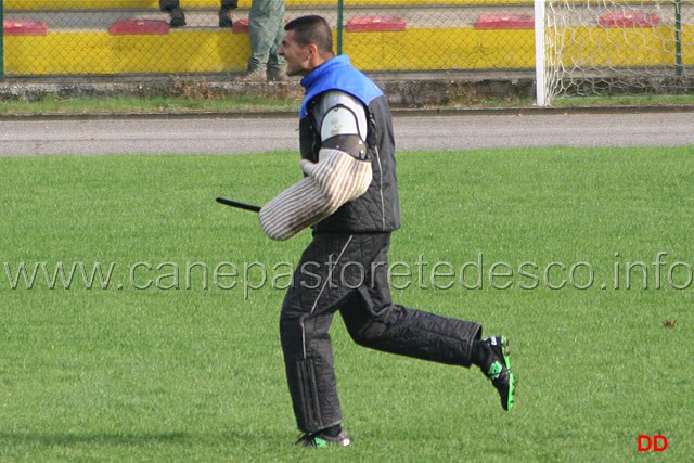 100.jpg - Il figurante nella fase dell' attacco lanciato