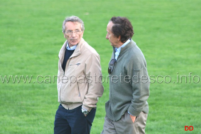 156.jpg - Il pastore tedesco è un cane da lavoro:i giudici di allevamento Gabriele Pettinaroli e Salvatore Capetti al Campionato di Addestramento