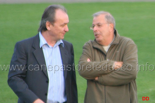 160.jpg - Il delegato ENCI Piccinelli (a destra nella foto) con una delle autorità locali