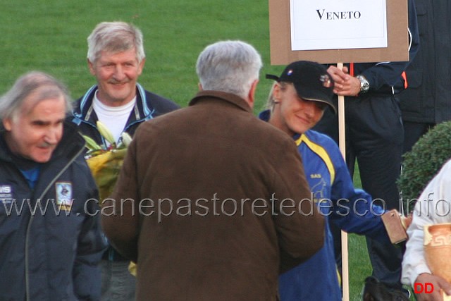 175.jpg - Il Presidente premia con un omaggio floreale tutte le concorrenti