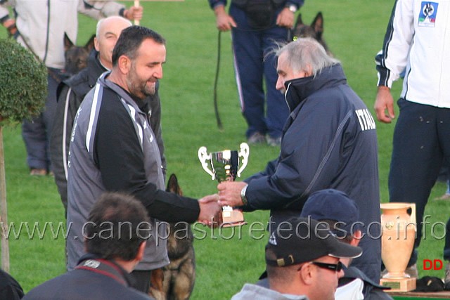 179.jpg - Josef Pircher con Fanto v.d. Vill premiato per la miglior obbedienza (97 punti)
