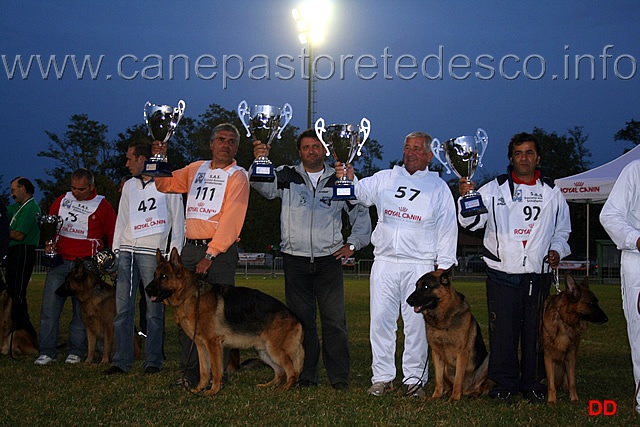 042.jpg - 7 Auslese Tony degli Achei, 8 Auslese Jumbo di Zenevredo, 1 Ecc Bero dell'Isola dei Baroni (manca il cane), 2 Ecc Norik dei Colli Storici, 4 Ecc Gin del Frutteto, 5 Ecc Olaf del Colle Guasco