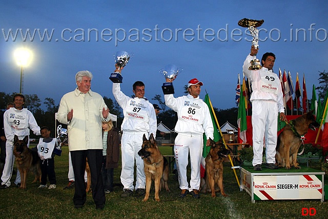 043.jpg - Gli applausi per i soggetti premiati