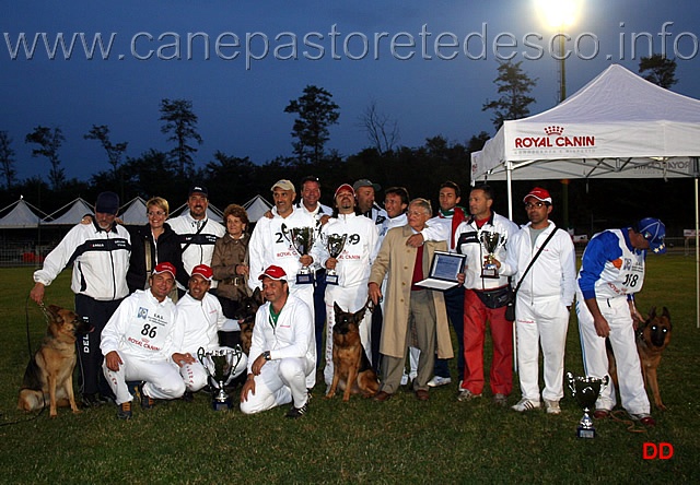 046.jpg - Foto di gruppo: la Regione Puglia pluripremiata a questo Campionato con il giudice pugliese Luigi Mantellini