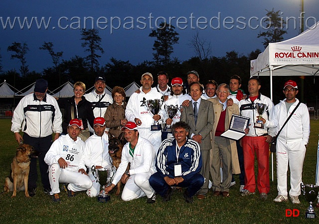 047.jpg - Foto di gruppo: la Regione Puglia pluripremiata a questo Campionato con il giudice pugliese Luigi Mantellini e il giudice Salvatore Capetti