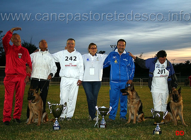 048.jpg - Foto di gruppo: Friuli e Toscana. Da sinistra: Rino Maestroni, Eligio Bozieglav con la sua Auslese Zilla di Casa Nobili, Giampaolo Milite, Martina Vidulich e Paolo Spaccini con la 6 Promessa Freja dell'Alpe Adria, Antonella Niccolini con l'8 ecc Kirby di Turboland