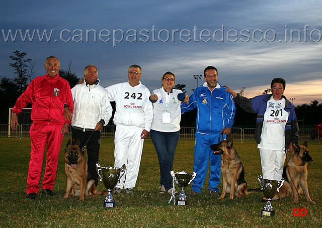 049.jpg - Foto di gruppo: Friuli e Toscana. Da sinistra: Rino Maestroni, Eligio Bozieglav con la sua Auslese Zilla di Casa Nobili, Giampaolo Milite, Martina Vidulich e Paolo Spaccini con la 6 Promessa Freja dell'Alpe Adria, Antonella Niccolini con l'8 ecc Kirby di Turboland