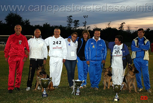 050.jpg - Foto di gruppo: Friuli e Toscana. Da sinistra: Rino Maestroni, Eligio Bozieglav con la sua Auslese Zilla, Giampaolo Milite, Martina Vidulich, Carmen Zanello, Paolo Spaccini con la 6 Promessa Freja, Antonella Niccolini con l'8 ecc Kirby, Zanello A.