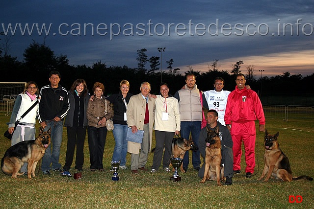 054.jpg - Foto di gruppo pugliese-laziale: Filippo e Stefania con Lee dei Monti della Laga 2 Mb Giovanissime , Simona Piva, la signora Mantellini, Carmela Antodaro, Luigi Mantellini, Letizia e Corrado con Quali degli Iapigi 22 in cucciolone, Marco Piva con Nero di Casa Scognamiglio 8 Mb Giovani, Franco Gaudiano,Marco Loseto con Blanka della Gens Pontina 5 Promessa Sas