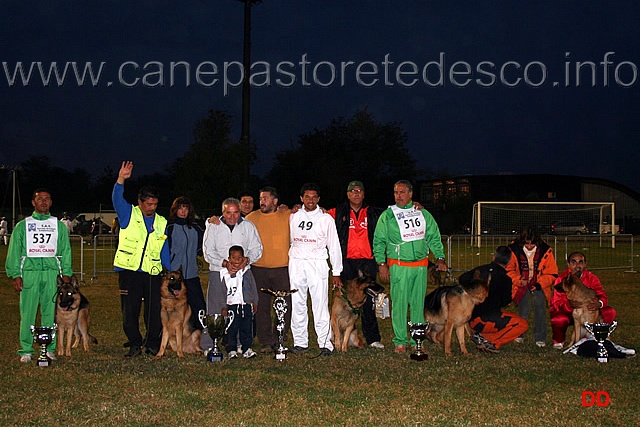 055.jpg - Il Team di Antonio Asperti:chiamatori, preparatori, presentatori, coproprietari, allevatori e i cani: la 4 Speranza Kimon, l'Auslese Tryp della Baia Imperiale, il Sieger Hero di Camporeale, il Sieger dei Giovanissimi Ron della Bocca del Vesuvio, il 10 Juniores Gerryval Anto', la Siegerin delle Giovani Gerryval Reina