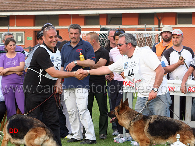 048.jpg - Stretta di mano tra concorrenti