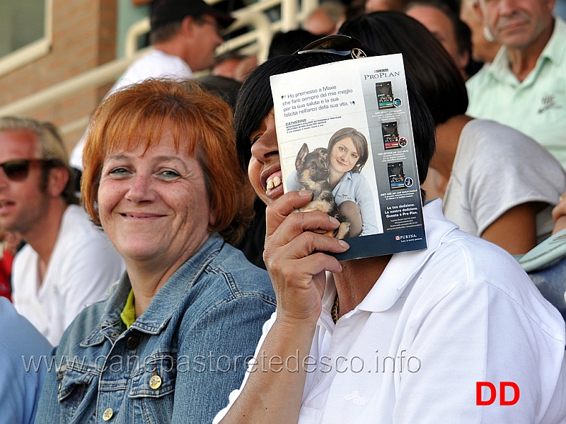 sonia-ferrari-mariangela-pagnoni.jpg - Sonia Ferrari e Mariangela Pagnoni che tenta di nascondersi....