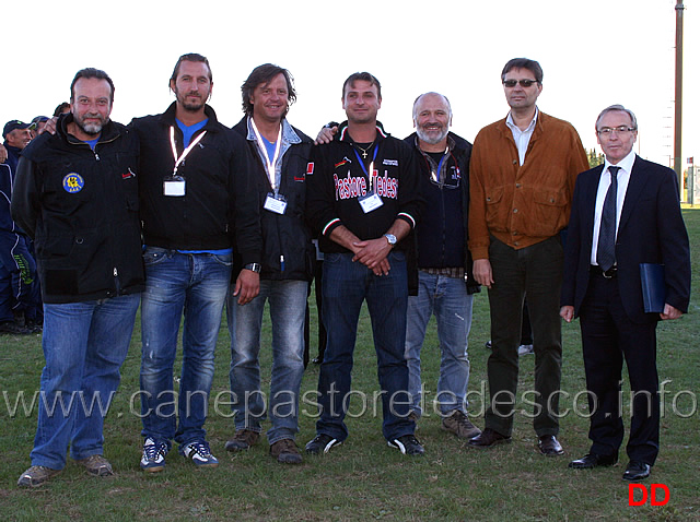 foto-di-gruppo-02.jpg - Foto ufficiale a fine manifestazione. Presidente Regionale, Direttori di campo, Responsabile Addestramento (e Direttore di gara), l'Assessore allo sport e il Sindaco di Cormòns.