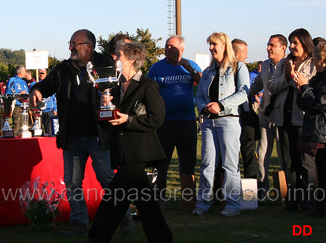 la-signora-tuzzi-con-il-premio-per-la-miglior-pista.jpg - La signora Tuzzi con il premio per la miglior pista