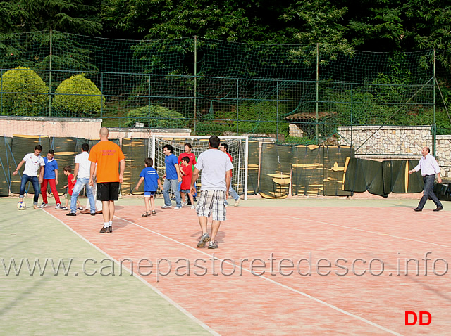 al-calcio-non-si-resiste-3.jpg - ...al calcio non si resiste. Divertitevi a riconoscere i giocatori di questa speciale partita di calcetto "SAS"