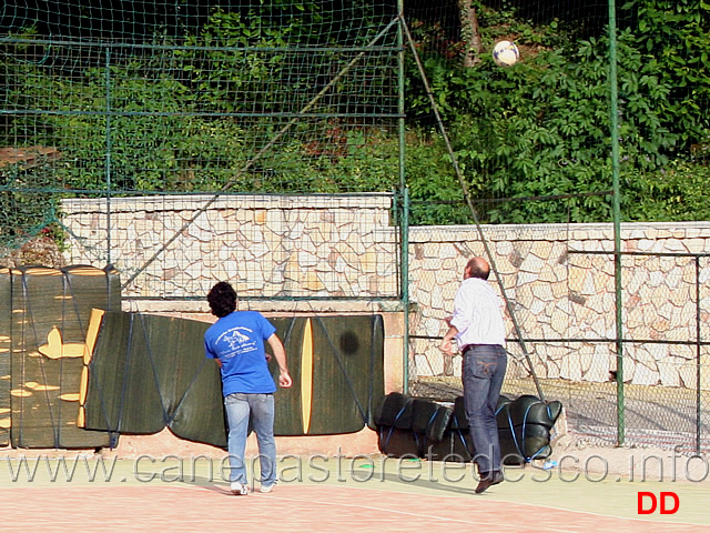 al-calcio-non-si-resiste-5.jpg - ...al calcio non si resiste. Divertitevi a riconoscere i giocatori di questa speciale partita di calcetto "SAS"