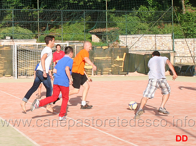 al-calcio-non-si-resiste-6.jpg - ...al calcio non si resiste. Divertitevi a riconoscere i giocatori di questa speciale partita di calcetto "SAS"