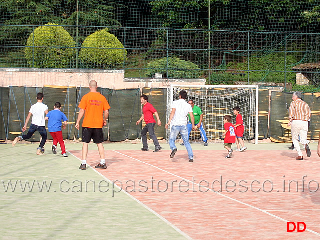 al-calcio-non-si-resiste.jpg - ...al calcio non si resiste. Divertitevi a riconoscere i giocatori di questa speciale partita di calcetto "SAS"