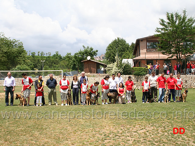 i-partecipanti-al-campionato-giovani-di-addestramento.jpg - I partecipanti al Campionato SAS Giovani di Addestramento. Foto di gruppo