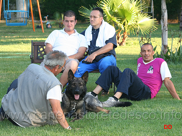 037.jpg - Gruppo di lavoristi. Al centro Fato z Elisu