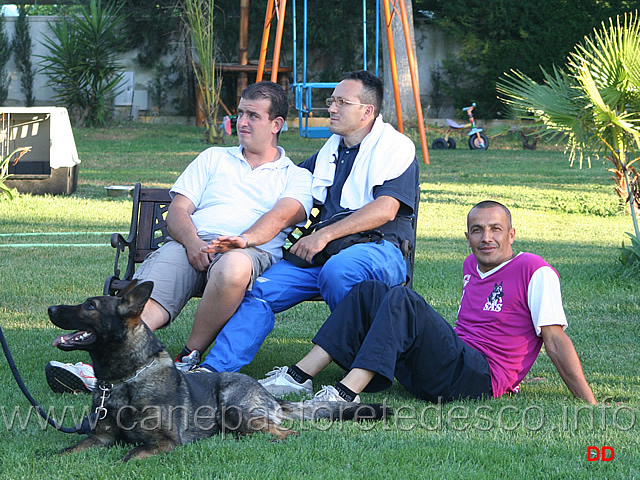 038.jpg - Gruppo di lavoristi. Al centro Fato z Elisu