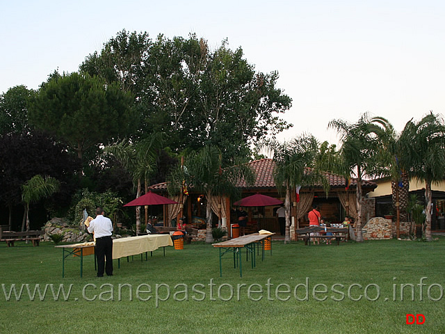 050.jpg - Parco William. Si preparano i tavoli per la cena sociale