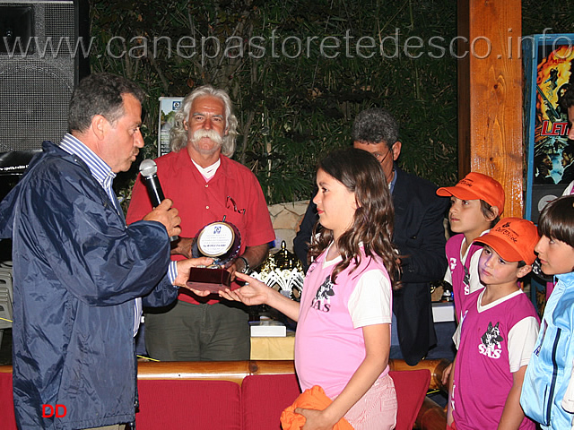 054.jpg - I ragazzi premiano i grandi.- Riconoscimento al giudice Michele D'Alvano