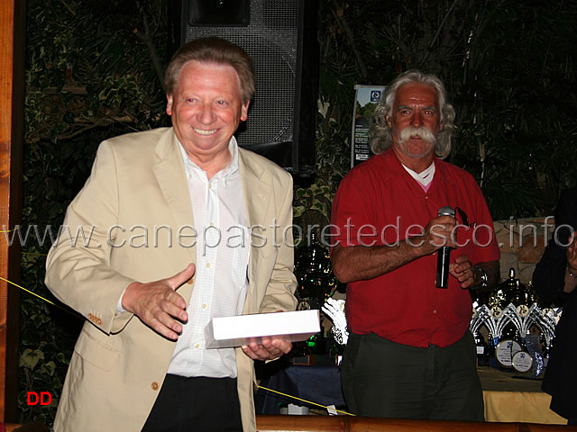 057.jpg - I ragazzi premiano i grandi.- Riconoscimento al giudice ospite Leonhard Scheweikert