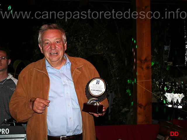 058.jpg - I ragazzi premiano i grandi.- Riconoscimento al giudice Hans Jurgen Begier