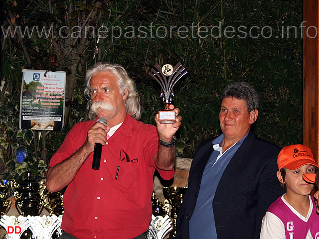 060.jpg - Il Referente settore giovanile Edoardo De Lotto mostra il premio che riceveranno il giorno dopo tutti i ragazzi partecipanti