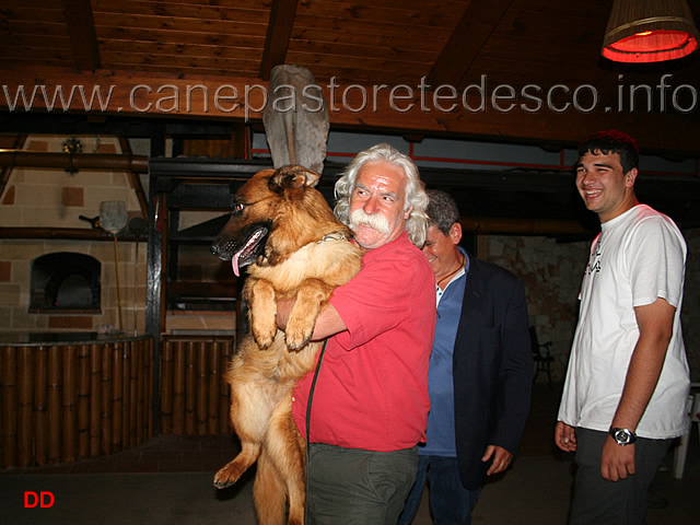 076.jpg - Ho visto cose che voi umani....il popolo SAS si scatena nelle danze...coinvolgendo persino i cani