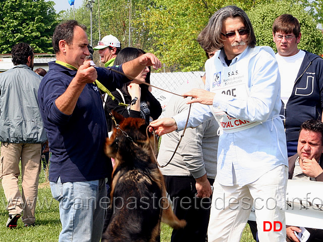 061.jpg - Chiamatore e presentatore con Otto del Samengio 2 MB in cuccioloni a fine gara