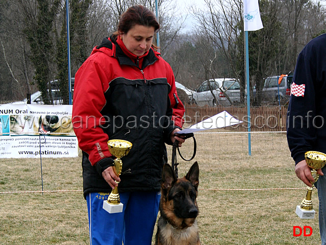 119.jpg - Premiazione. Martina Vidulich con la sua Zoe Alpe Adria seconda classificata in classe cucciolone