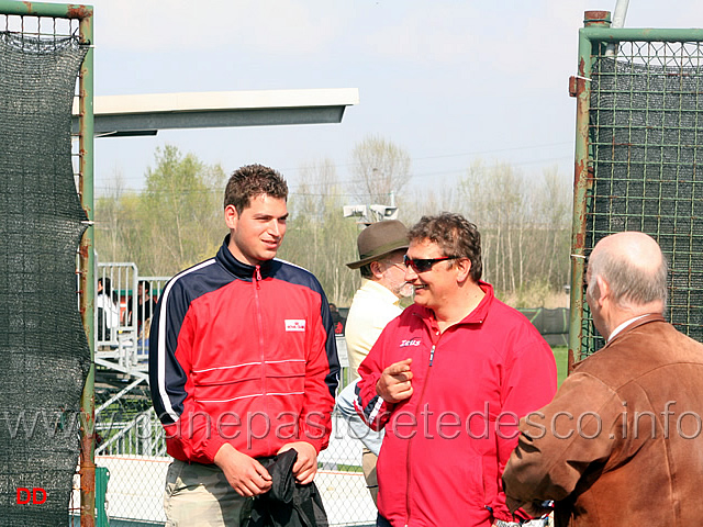 204.jpg - Foto d'ambiente. Denny Nosella (FVG) e il responsabile allevamento del Piemonte in un momento di pausa