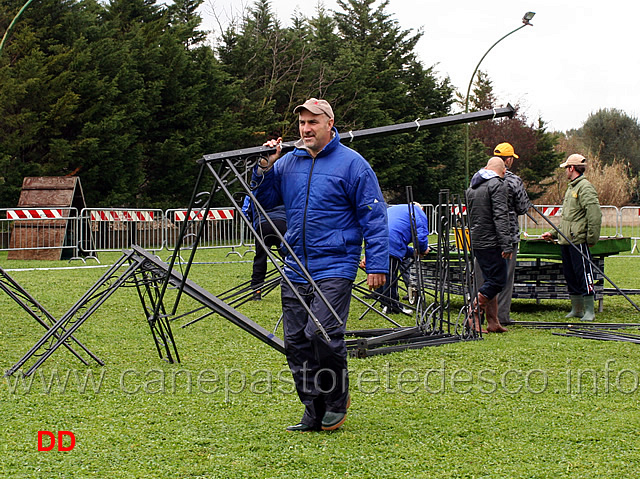 preparazione-del-campo-venerdi-03.jpg - anche i consiglieri nazionali lavorano (...o almeno fingono di farlo...)