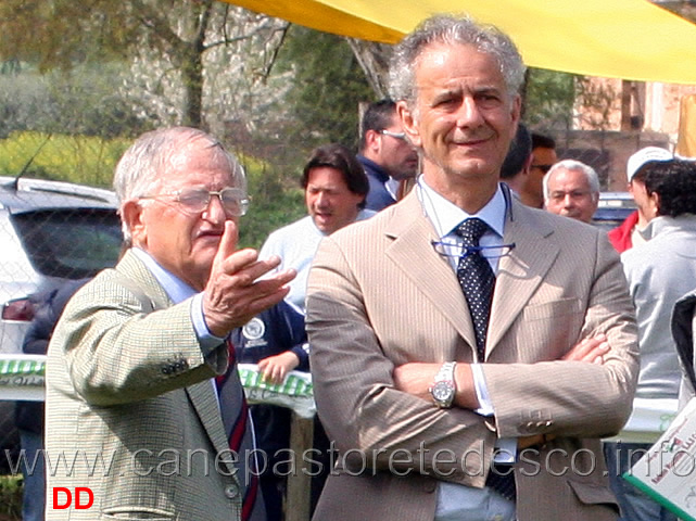 luigi-mantellini-illustra-la-classe-juniores-al-collega-giuseppe-paffoni.jpg - Il giudice Luigi Mantellini illustra la classe Juniores al collega Giuseppe Paffoni