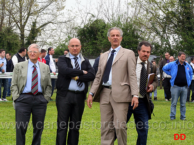 luigi-mantellini-mario-bochicchio-giuseppe-paffoni-michele-dalvano.jpg - I giudici Luigi Mantellini, Giuseppe Paffoni e Michele d'Alvano insieme all'aspirante allievo giudice Mario Bochicchio osservano la classe