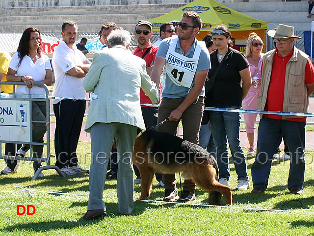 il-giudice-luigi-mantellini-si-congratula-con-il-primo-classificato.jpg - Il giudice Luigi Mantellini si congratula con il primo classificato