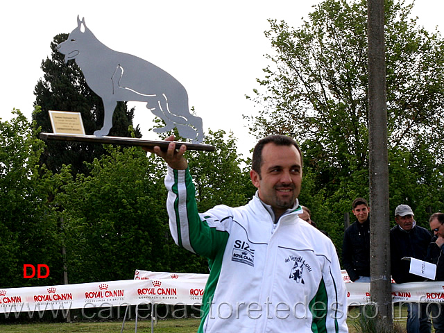 il-trofeo-per-il-conduttore-piu-giovane-02.jpg - Fabio Mazzasette mostra il Trofeo per il conduttore più giovane offerto da Bruno Petriccione