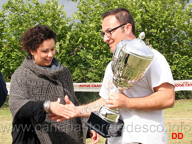 tony-de-pace-riceve-il-trofeo-vinto-dalla-sua-bolla.jpg - Tony De Pace proprietario di Bolla del Rione Antico riceve le congratulazioni dalla figlia di Andreina Aglini 