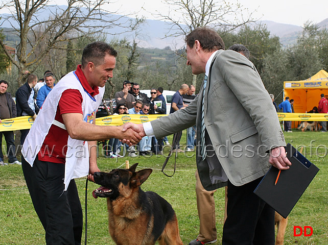 il-giudice-joachim-stiegler-si-congratula-con-marco-piva.jpg - Il giudice Joachim Stiegler si congratula con Marco Piva per il secondo posto di Arco 