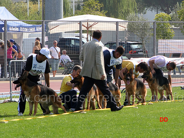 088.jpg - Il giudice Gazzetta osserva la classe