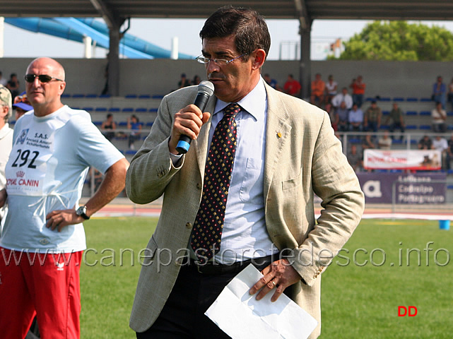 109_.jpg - Il giudice Fausto Gazzetta commenta la classe