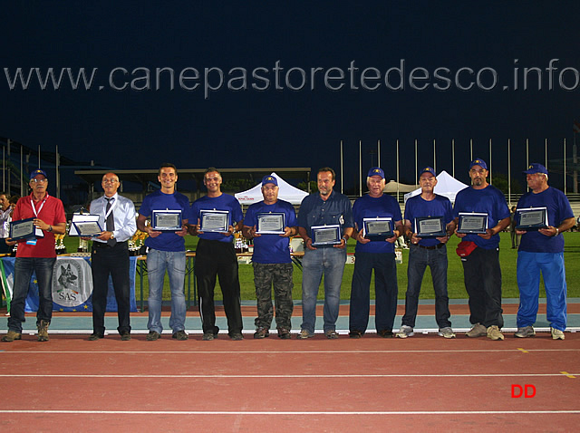 013.jpg - Premiazione delle sezioni del Friuli Venezia Giulia. I Presidenti di sezione ritirano le targhe