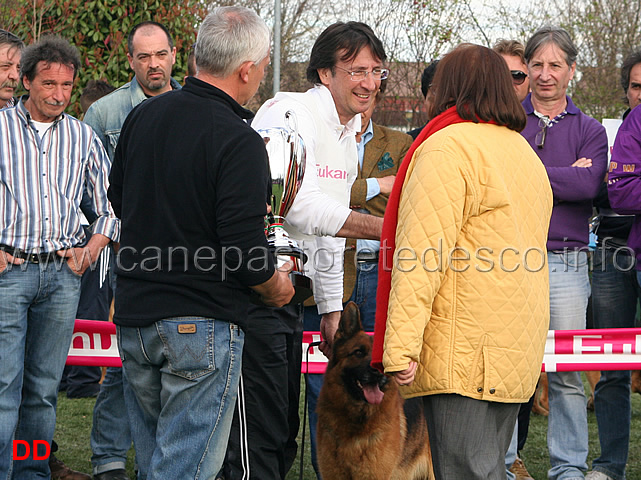 048_.jpg - Classe Lavoro femmine la signora Anna Dolci consegna il Trofeo Conte Leonardo Gatto Roissard a  Blanka della Gens Pontina