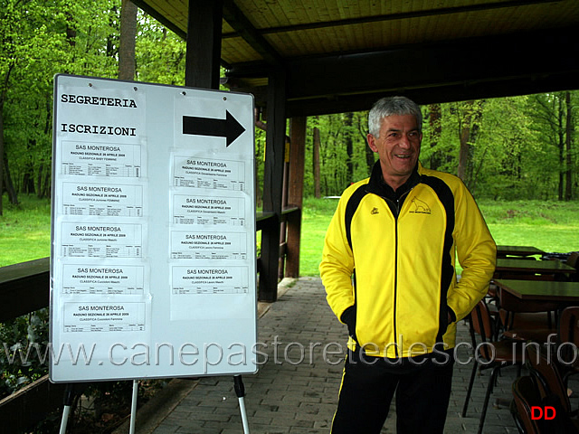 064.jpg - Ortgruppe tedesco??? Nein....SAS Monterosa. Il Presidente a fianco del cartellone con i risultati già consultabili appena terminata la  gara