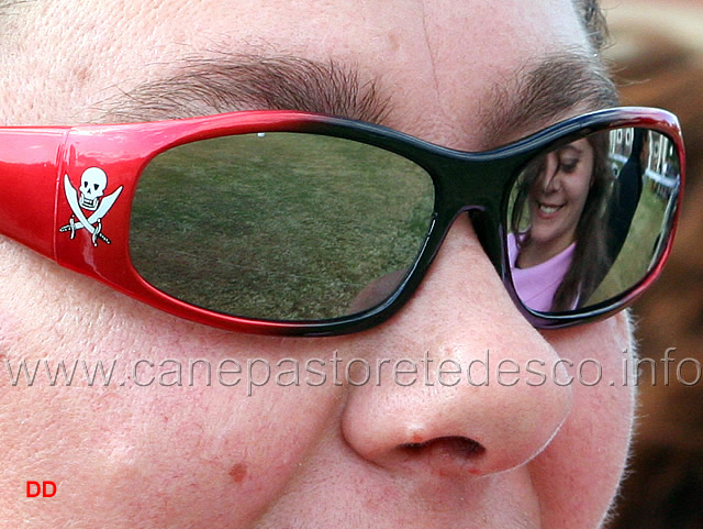 172.jpg - Occhiali da pirata...ma chi è quella riflessa???