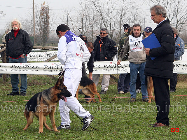 024.jpg - Il giudice Paffoni osserva la classe